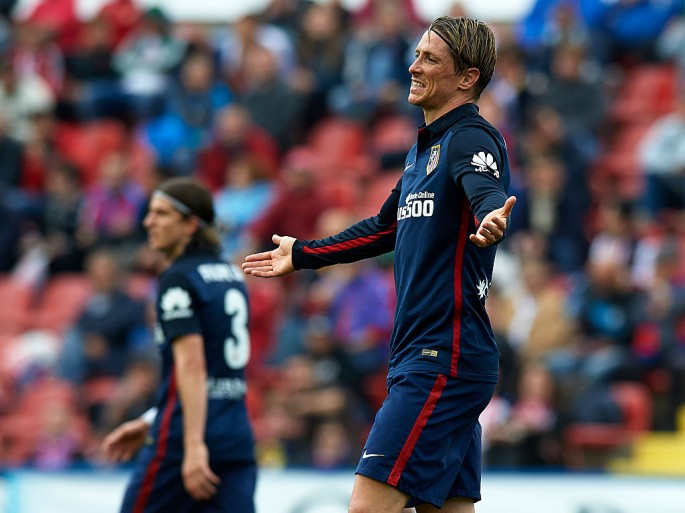 Atletico Madrid striker Fernando Torres (R).