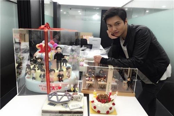 Lee Min Ho shows off cakes and gifts sent by fans for his anniversary