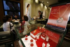 Consumers check out the gold and platinum accessories at a jewelry store in China.