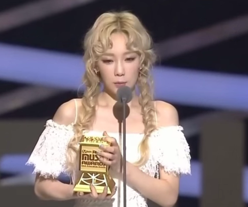 Girls' Generation member Taeyeon delivers her "Best Female Artist" acceptance speech at the 2015 Mnet Asian Music Awards.  