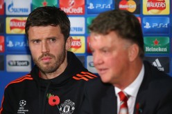 Manchester United midfielder Michael Carrick (L) and manager Louis van Gaal.