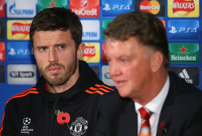 Manchester United midfielder Michael Carrick (L) and manager Louis van Gaal.