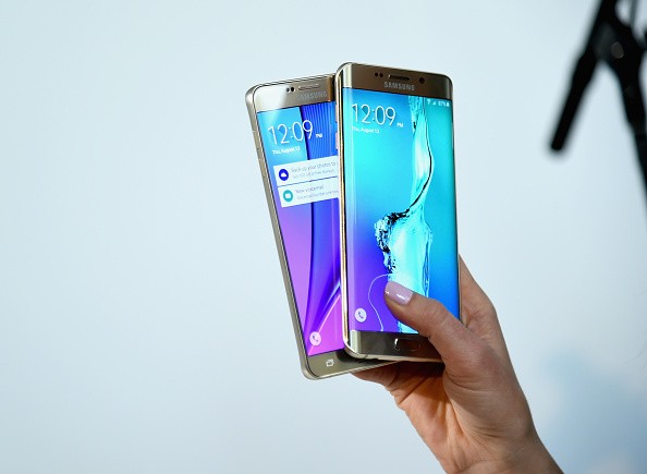Guests demo the new Galaxy S6 Edge+ and Galaxy S6 Active at Samsung Unpacked prior to buying the device.