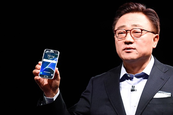  President of Mobile Communications Business of Samsung DJ Koh presents the new Samsung Galaxy S7 and Samsung Galaxy S7 edge, the predecessors of the Galaxy S8 and Galaxy S8 Edge.