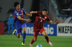 Shanghai SIPG striker Elkeson (R) competes for the ball against FC Tokyo's Hideto Takahashi during their first leg match in the AFC Champions League knockout stage.