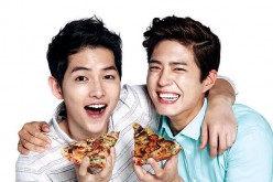 Song Joong-ki and Park Bo Gum make Domino’s Pizza history by being the first pair of male endorsers for both TV and print ads.