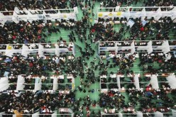 Jobseekers troop to a job fair held in Tianjin University.