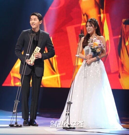 Song Joong-ki got the Most Popular Male in TV and IQIYI Star awards and Song Hye Kyo got the Most Popular Female in TV and IQIYI Star awards at the 52nd Baeksang Art Awards.
