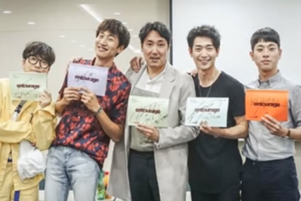  Actors Lee Kwang Soo, Seo Kang Jun, Park Jung Min, Lee Dong Hwi and Cho Jin Woong show their script for tvN's "Entourage."