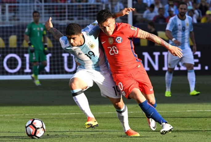 Argentina forward Ever Banega (L) competes for the ball against Chile's Charles Aranguiz