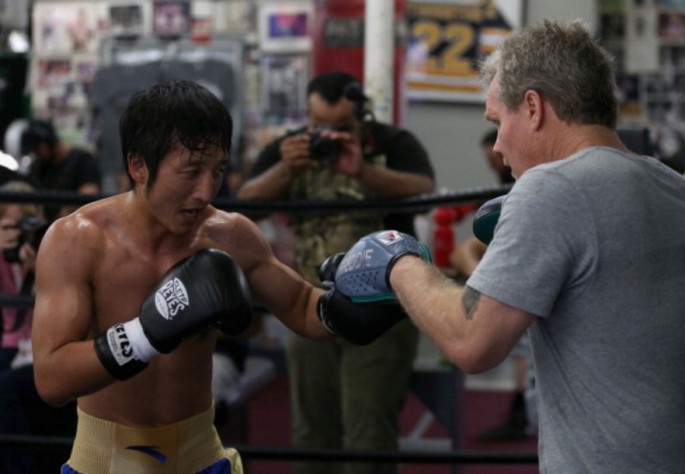 Chinese boxing star Zou Shiming trains with Freddie Roach.