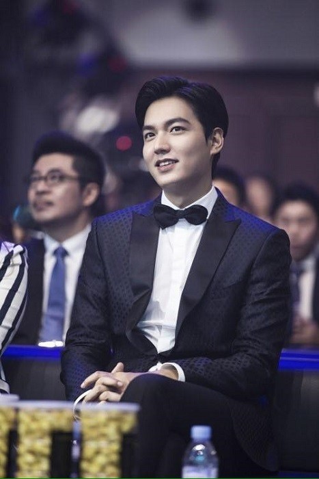 Actor Lee Min-ho earns the "Asian Cinema Pioneer" prize at the Weibo Movie Awards Ceremony in Shanghai on June 13.