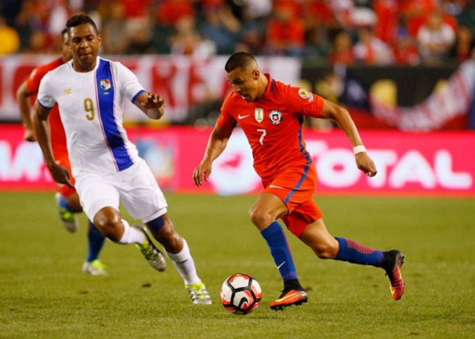 Chile winger Alexis Sanchez (R) in action versus Panama.