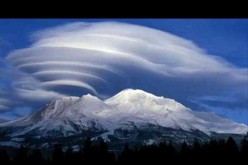 UFO-shaped lenticular clouds (Altocumulus lenticularis) are stationary lens-shaped clouds that form in the troposphere, normally in perpendicular alignment to the wind direction.