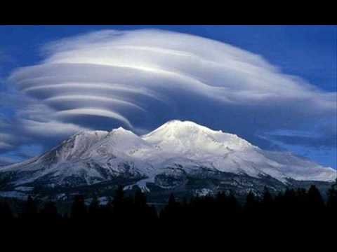 UFO-shaped lenticular clouds (Altocumulus lenticularis) are stationary lens-shaped clouds that form in the troposphere, normally in perpendicular alignment to the wind direction.
