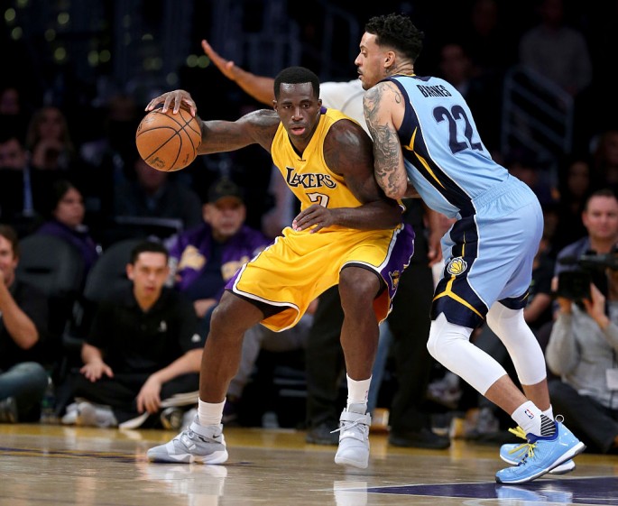 Los Angeles Lakers power forward Brandon Bass (L) posts up against Memphis Grizzlies' Matt Barnes.