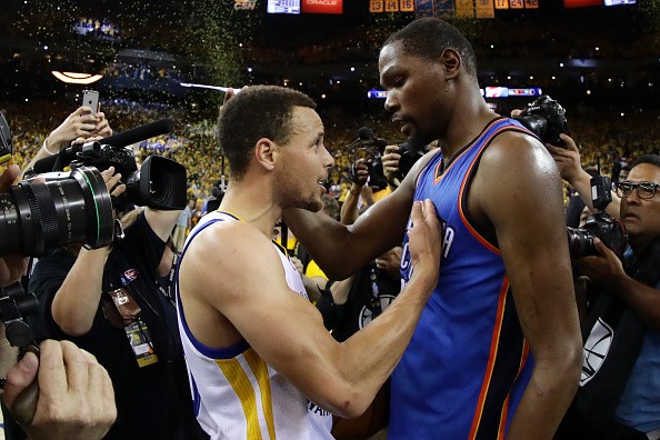 Stephen Curry speaks with Kevin Durant 