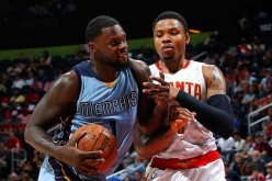  Lance Stephenson #1 of the Memphis Grizzlies drives against Kent Bazemore #24 of the Atlanta Hawks at Philips Arena on March 12, 2016 in Atlanta, Georgia.