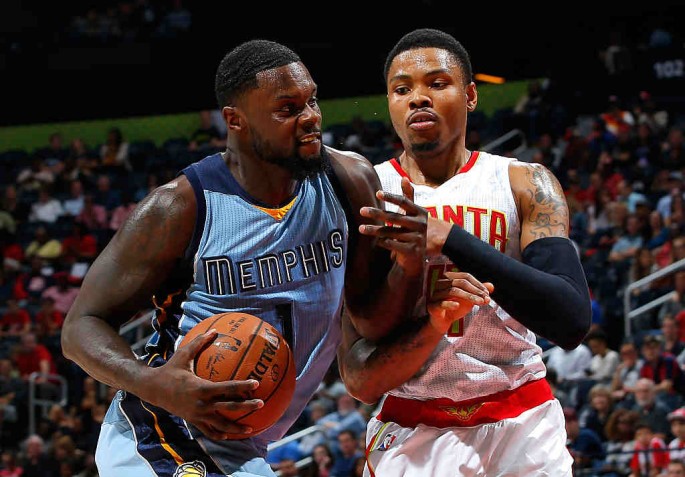  Lance Stephenson #1 of the Memphis Grizzlies drives against Kent Bazemore #24 of the Atlanta Hawks at Philips Arena on March 12, 2016 in Atlanta, Georgia.