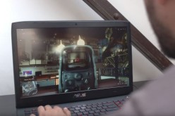 A player tries out the ASUS G751JY G-SYNC laptop with the GTX 980M, not the GTX 1060 or the GTX 1050 Ti mobile version.