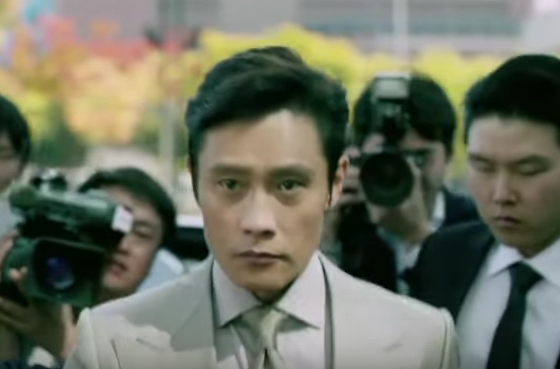 Lee Byung Hun is the small-time gangster Ahn Sang Gu seeking for revenge in "Inside Men."  