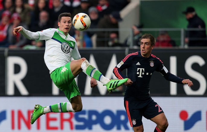 Wolfsburg winger Julian Draxler (L) competes for the ball against Bayern Munich's Philipp Lahm.