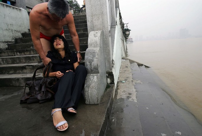 Woman Attempting Suicide In Hanjiang River Saved By Swimmers
