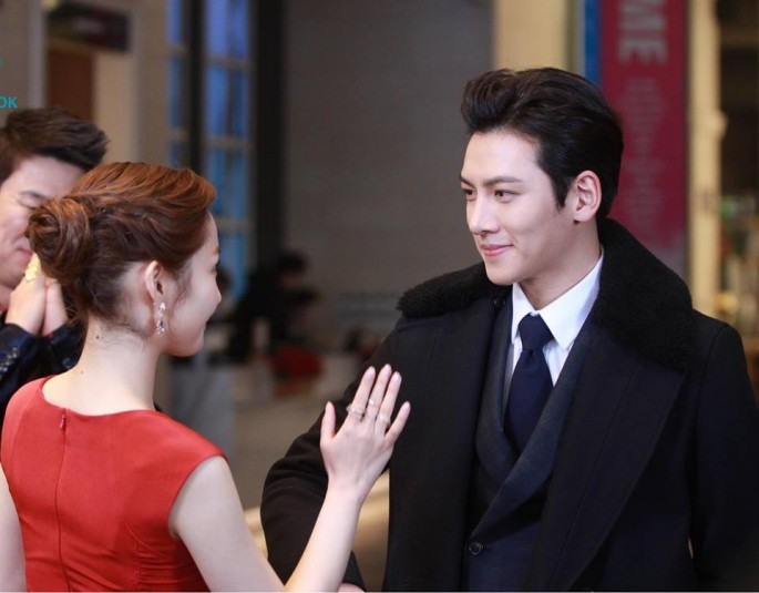 A scene from KBS2's drama 'Healer' featuring Ji Chang Wook and Park Min Young.