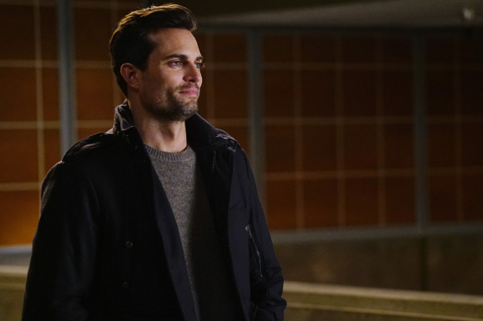 A new hottie is going to heat up "Chicago Fire" Season 5. "Grey's Anatomy" doctor Scott Elrod is joining the cast as Travis Brenner, sources confirmed.