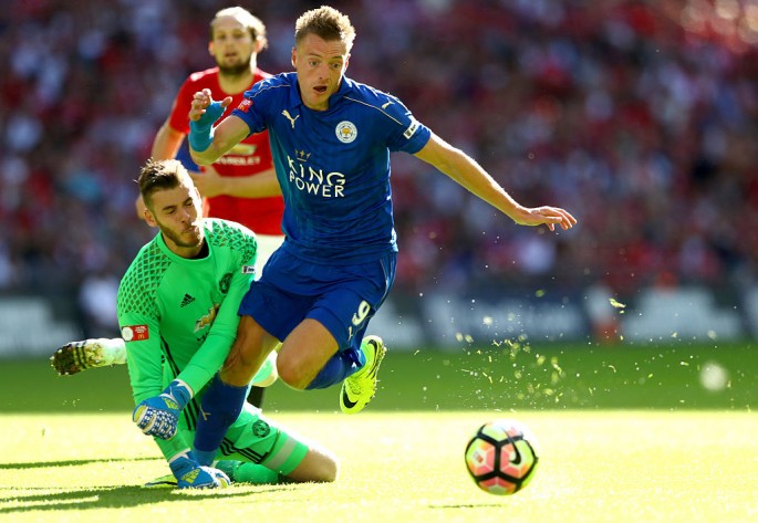 Leicester City striker Jamie Vardy drives the ball around Manchester United goalkeeper David De Gea in the 2016 Community Shield match.