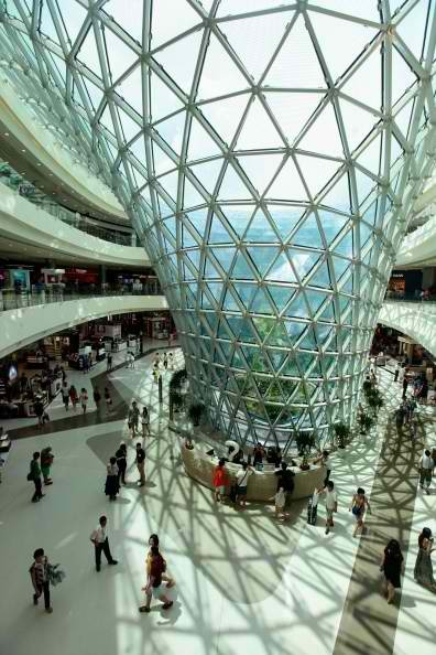 The world's largest duty-free mall is located in Sanya.