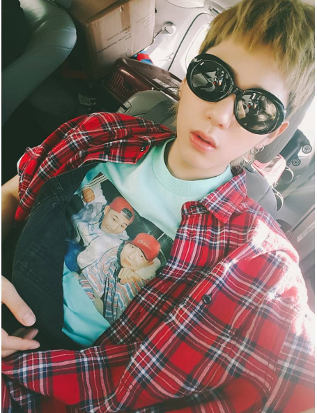 Block B's Zico took a selfie while on his way to a music program.