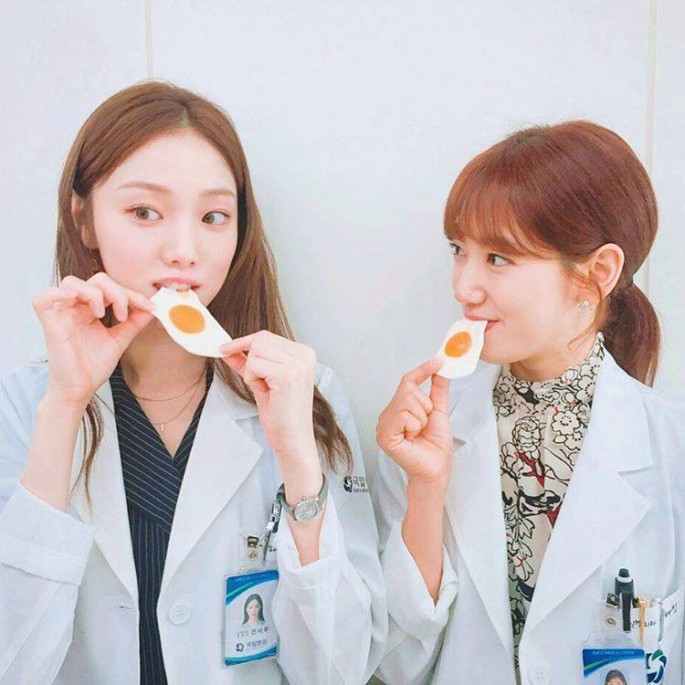 'Doctors' stars Park Shin-Hye and Lee Sung-Kyung.