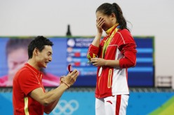 Silver medalist He Zi of China (R) receives a marriage proposal from teammate Qin Kai after the medal ceremony of the women's 3-meter springboard at the Rio Olympics on Sunday. Qin won the men's 3-meter synchronized springboard on Aug. 10. 