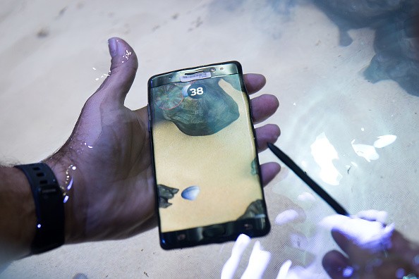 A Samsung employee demonstrates underwater use of a Samsung Galaxy Note 7 smartphone during a launch event for the Samsung Galaxy Note 7 at the Hammerstein Ballroom, August 2, 2016 in New York City. T