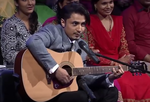 Pakistani singer Ali Zafar sings Amitabh Bachchan songs in 2014. 