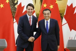  Canadian Prime Minister Justin Trudeau (L) shakes hands with Chinese Premier Li Keqiang (R) during a press conference at the Great Hall of the People in Beijing on Aug. 31, 2016 in Beijing, China.