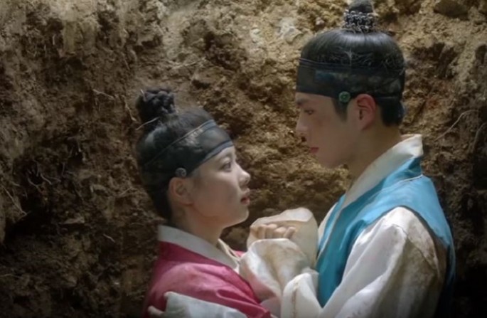'Moonlight Drawn by Clouds,' also known as 'Love in the Moonlight' is a South Korean historical TV drama that stars Park Bo Gum and Kim Yoo Jung.