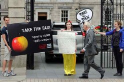 A protester demonstrates in support of EU ruling against Apple outside parliament building in Dublin on September 2, 2016 