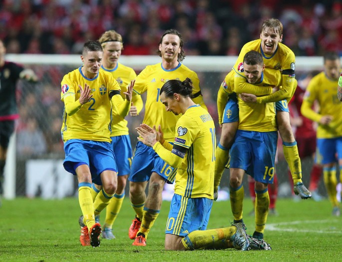 Zlatan Ibrahimovic of Sweden is mobbed by team mates as they celebrate after the UEFA EURO 2016 Qualifier Play-Off Second Leg match between Denmark and Sweden at Parken Stadium on November 17, 2015 in Copenhagen, Denmark. (Photo by Alex Livesey/Getty Imag