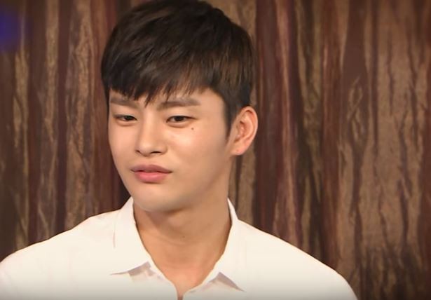Screen capture of Seo In Guk from a KBS 'Entertainment Weekly' interview clip posted on Youtube.