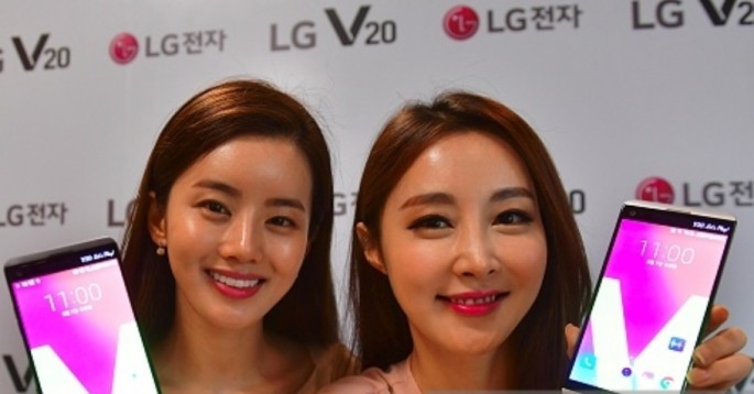 South Korean models pose with LG's new premium smartphone V20 during a launch event in Seoul on September 7, 2016.