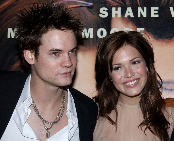 Actors Shane West (L) and Mandy Moore attend the premiere of the film 'A Walk To Remember' January 23, 2002 at the Chinese Theatre in Hollywodd, CA.