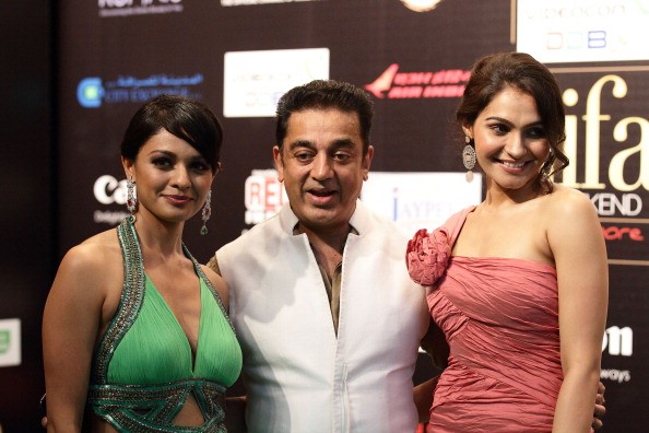 Indian actor Kamal Hassan (M) poses with Bollywood actresses, Pooja Kumar (L) and Andrea Jeremiah on the green carpet in 2012.  