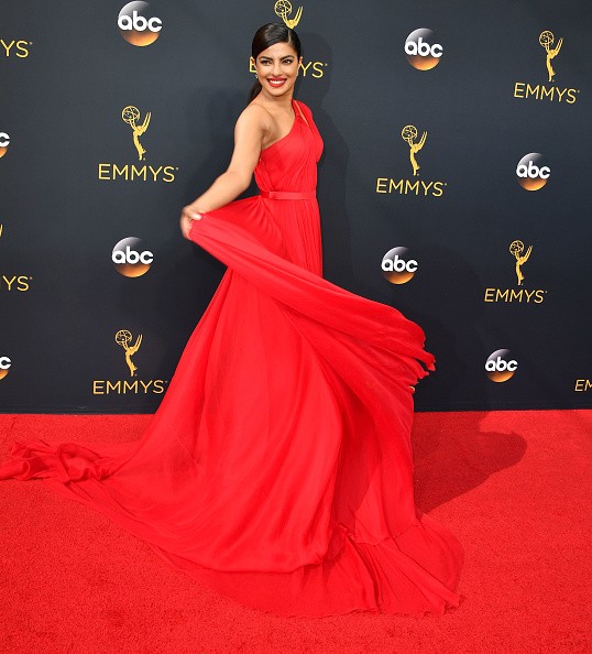 'Quantico' star Priyanka Chopra dazzled at the red carpet of Emmy 2016 ceremony.