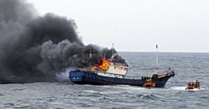 Chinese boat caught fishing illegally burns off South Korea.