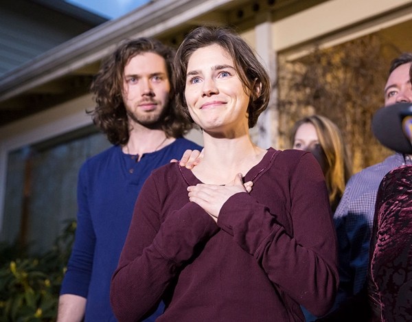 With her fiance Colin Sutherland,  Amanda Knox speaks to the media during a brief press conference in front of her parents' home March 27, 2015 in Seattle, Washington. 