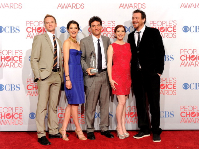  (L-R) Neil Patrick Harris, Cobie Smulders, Josh Radnor, Alyson Hannigan and Jason Segel pose with Favorite Network TV Comedy Award for 'How I Met Your Mother.'