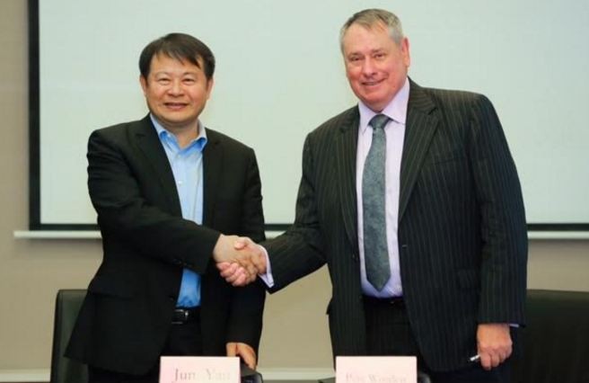 Prof. Jun Yan, Director General of NAOC, and Pete Worden, Chairman of Breakthrough Prize Foundation and Executive Director of Breakthrough Initiatives.