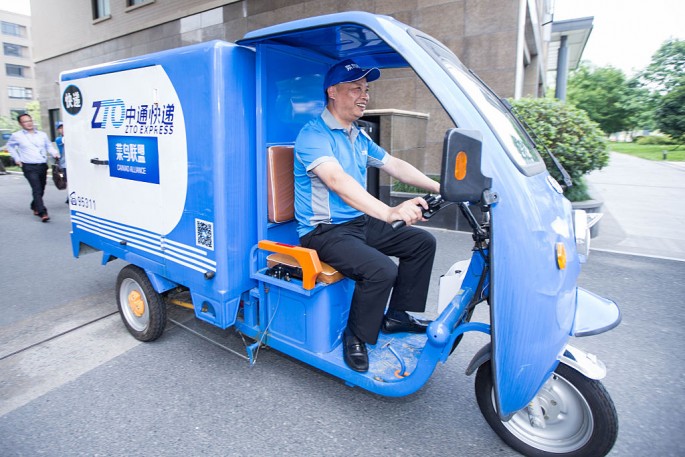 ZTO Express chairman Lai Meisong rides to personally deliver goods during the 2016 Global Smart Logistic Summit in June 2016 in Hangzhou, Zhejiang Province. 